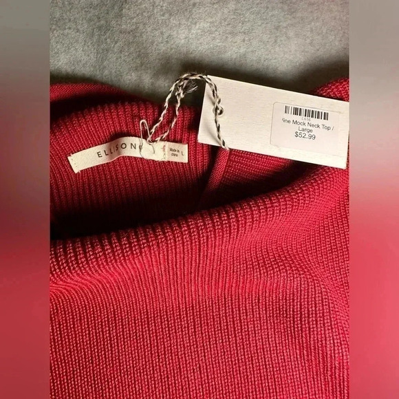 NWT Ellison wine mock neck padded power shoulder top size L - Picture 4 of 8